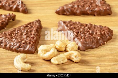 Biscuits aux pépites de chocolat avec des noix et des noix de cajou sur une table en bois. Banque D'Images