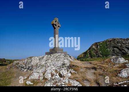 Croix celtique sur la réserve naturelle nationale et la forêt Ynys Llanddwyn Newborough, Anglesey Banque D'Images