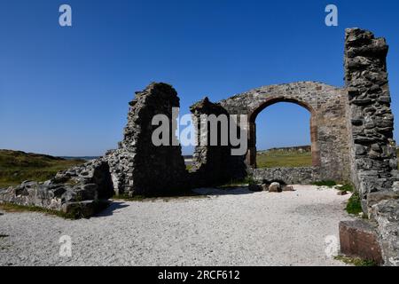 Ruines du 16e siècle de l'église St Dwynwen Ynys Llanddwyn Newborough National nature Reserve and Forest, Anglesey Banque D'Images