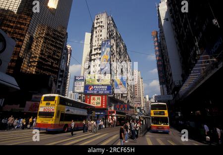 Un Hongkong Double Deck City bus dans le centre de Hongkong dans la ville de Hongkong à Hongkong. Chine, Hong Kong, mai 1997 Banque D'Images