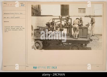 Un atelier d'usinage de la Garde nationale de New York monté sur un camion à moteur pendant la première Guerre mondiale Cette photographie a été prise en 1917 et montre l'utilisation par les militaires de véhicules adaptés pour soutenir les activités d'entretien et de réparation. Usage officiel uniquement. Banque D'Images