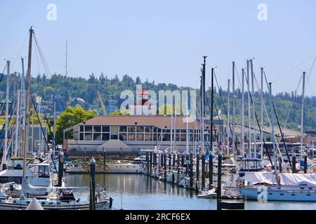 Yachts amarrés à Everett Marina avec Anthony's Woodfire Grill restaurant Port Gardner Bay Seattle Washington State USA Banque D'Images