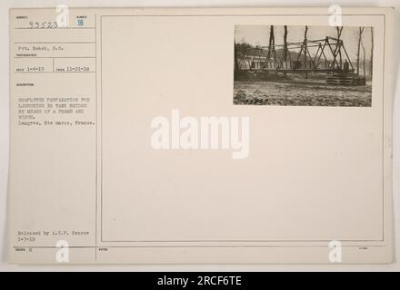 Les soldats se préparent à lancer un pont de chars à Langres, hte Marne, France. Le châssis et le treuil sont utilisés pour compléter les préparatifs du 11-21-18. La photographie a été prise par le VP Bosch le 1-4-19 et publiée par A.E.F. Censurer le 1-7-19. Banque D'Images