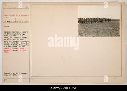 Sergent 1st Class L.G. Morper du signal corps a pris cette photographie le 28 juillet 1918 à Boque Maison, France. L'image capture des officiers inspectant les troupes du 319e régiment d'infanterie de la 80e division. De gauche à droite, les officiers sont le brigadier-général Lloyd M. Brett, le major-général Adelbert Cronkhite, le major-général George W. Read et le colonel Frank S. Cocheu. La photographie a été approuvée par l'A.E.F. Censurer le 13 août 1918. Banque D'Images