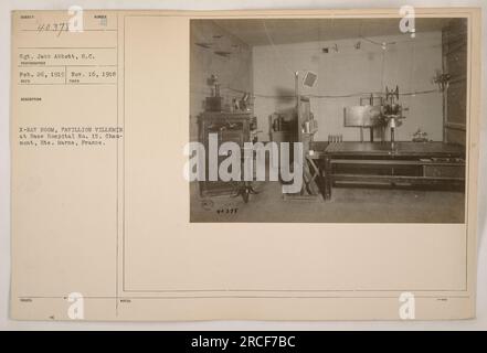 Sergent Jack Abbott photographié dans la salle de radiographie de l'hôpital de la base n ° 15 à Chaumont, hte. Marne, France le 16 novembre 1918. La photo, numérotée 40378, a été prise le 26 février 1919 par un photographe non identifié. L'identité et le rôle du sergent Abbott ne sont pas clairs d'après les renseignements disponibles. Banque D'Images