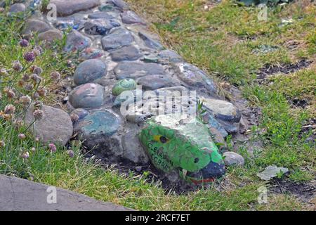 Clevedon, Royaume-Uni. 14 juillet 2023. Par un après-midi humide, un panneau a été repéré avec le titre The Clevedon Cobra. Le serpent a été fait à partir de cailloux colorés et de pierre avec des messages de rester en sécurité, de se rétablir, d'être heureux tout en mémoire du Lockdown pendant la pandémie de covid -19. Crédit photo : Robert Timoney/Alamy Live News Banque D'Images