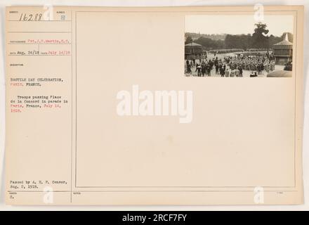 Troupes participant au défilé de célébration du jour de la Bastille à Paris, France, le 14 juillet 1918. La photo a été prise par le VP J.P. Martin, S.C. et approuvé par l'A.E.F. Censurer le 2 août 1918. Les troupes sont vues passant par la place de la Concorde. Banque D'Images