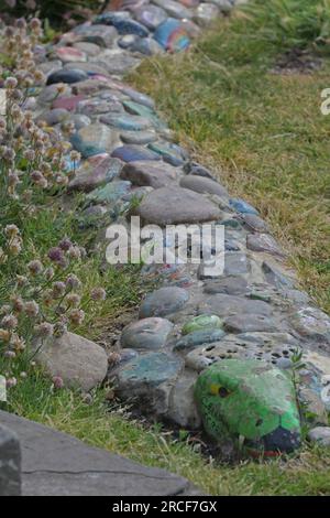 Clevedon, Royaume-Uni. 14 juillet 2023. Par un après-midi humide, un panneau a été repéré avec le titre The Clevedon Cobra. Le serpent a été fait à partir de cailloux colorés et de pierre avec des messages de rester en sécurité, de se rétablir, d'être heureux tout en mémoire du Lockdown pendant la pandémie de covid -19. Crédit photo : Robert Timoney/Alamy Live News Banque D'Images