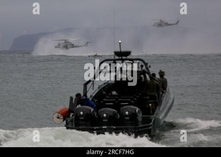 Ternate, Cavite, Philippines. 14 juillet 2023. Des hélicoptères UH-1Y des États-Unis planent au-dessus de l'océan lors d'un exercice d'héliocast et de patrouille maritime dans le cadre de l'activité semestrielle de soutien à l'aviation maritime ou MASAÂ à Ternate, province de Cavite, au sud de Manille, aux Philippines. 14 juillet 2023. L'exercice MASA vise à renforcer les partenariats régionaux, à encourager la coopération militaire entre les Philippines et les États-Unis et à promouvoir la stabilité dans la région Indo-Pacifique. MASA, qui devrait se dérouler dans toutes les Philippines du 6 au 21 juillet, fournit une plate-forme dynamique pour les Philippines Banque D'Images