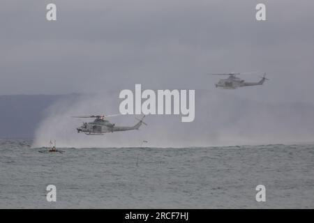 Ternate, Cavite, Philippines. 14 juillet 2023. Des hélicoptères UH-1Y des États-Unis planent au-dessus de l'océan lors d'un exercice d'héliocast et de patrouille maritime dans le cadre de l'activité semestrielle de soutien à l'aviation maritime ou MASAÂ à Ternate, province de Cavite, au sud de Manille, aux Philippines. 14 juillet 2023. L'exercice MASA vise à renforcer les partenariats régionaux, à encourager la coopération militaire entre les Philippines et les États-Unis et à promouvoir la stabilité dans la région Indo-Pacifique. MASA, qui devrait se dérouler dans toutes les Philippines du 6 au 21 juillet, fournit une plate-forme dynamique pour les Philippines Banque D'Images