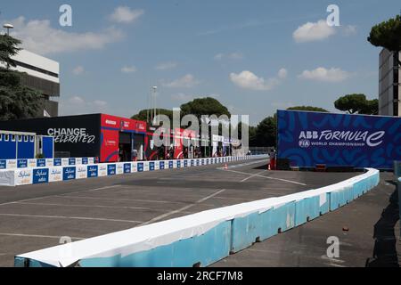 Rome, Italie 14 2023 juillet – Formule E Hankook Rome E-Prix, essais rookie. File des stands avant le début de la séance sur l'hippodrome. Crédit photo : Fabio Pagani/Alamy Live News Banque D'Images