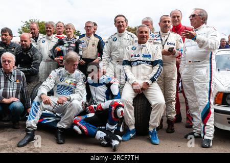 Pilotes et pilotes BMW au Goodwood Festival of Speed 2016. Célébration de l'histoire du sport automobile BMW. Riccardo Patrese centre droit Banque D'Images