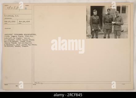 La photographie montre trois officiers du 110e train d'approvisionnement du quartier général de la 35e division posant ensemble. De gauche à droite, les officiers sont identifiés comme étant le premier lieutenant H.J. Meyers, Major G.M. Faught, et le premier lieutenant Charles M. Marshall. La photo a été prise à St. Mihiel, Meuse, France le 28 novembre 1918, par R.C. Price. Banque D'Images