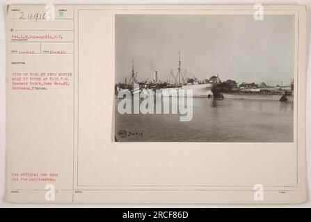 Soldat L.H. McLaughlin du S.C. Picture Company a pris cette photographie, étiquetée 111-SC-24910. L'image a été prise le 2 octobre 1918 à partir d'un bateau en mouvement sur la rivière à 6:00 h. Il montre une vue du Dock #3 à Bassens Docks, base sec.#2, à Bordeaux, France. Cette image n'est pas destinée à la publication et est pour un usage officiel seulement. Il y a des notes supplémentaires étiquetées ol : 24910. Banque D'Images