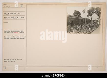 Soldats américains debout à l'attention des couleurs lors d'une célébration du jour de l'indépendance américaine à Tours, France. La photographie a été prise le 4 juillet 1918 par le sergent A. Moscioni du signal corps. Il a été adopté par le censeur de l'A.E.P. le 29 juillet 1916. Banque D'Images