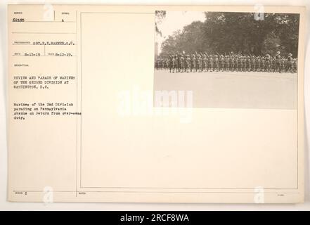 Des Marines de la deuxième Division participent à une revue et à un défilé à Washington, DC. La photographie, prise par le sergent R.E. Warner, le 12 août 1919, capture le moment où les Marines reviennent de leur mission à l'étranger. Le défilé a lieu sur Pennsylvania Avenue. Cette image montre les activités militaires pendant la première Guerre mondiale. Banque D'Images