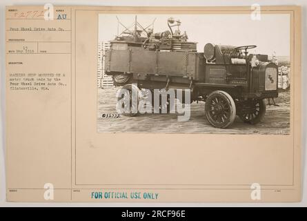 Un camion à moteur fabriqué par four Wheel Drive Auto Co., Clintonville, Wisconsin, avec un atelier d'usinage monté dessus. Cette photographie a été prise par Red Ma 18 pendant la première Guerre mondiale. Les notes officielles indiquent que l'image est marquée @32772 et est destinée à un usage officiel seulement. Banque D'Images