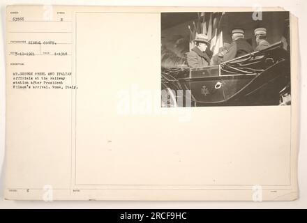 M. George Creel et des fonctionnaires italiens sont vus à la gare de Rome, en Italie, après l'arrivée du président Wilson. Cette photographie a été prise le 10 mai 1921 par un photographe du signal corps. Le symbole de description émis était C E et le numéro de photo était 63566. Les notes mentionnées sont 005566 pour référence ultérieure. Banque D'Images