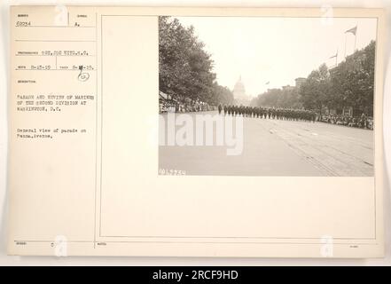 Une photographie capturant un défilé et une revue des Marines de la deuxième Division à Washington, DC L'image montre une vue générale de la parade qui se déroule sur Pennsylvania Avenue. Elle a été prise le 18 août 1919 par le sergent Joe Hitz, C.S., et la description officielle de la photographie est représentée comme « SYMBOLE RECO B-15-19 PRIS 8-18-19 (12) A. » Banque D'Images