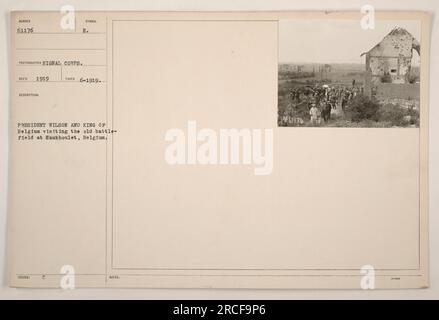 Le président Wilson et le roi de Belgique visitent l'ancien champ de bataille de Houthulst, en Belgique, en juin 1919. La photographie montre les deux chefs regardant les restes de la bataille, symbolisant les efforts d'après-guerre pour honorer les soldats tombés au combat et réfléchir sur les effets dévastateurs de la guerre. Banque D'Images