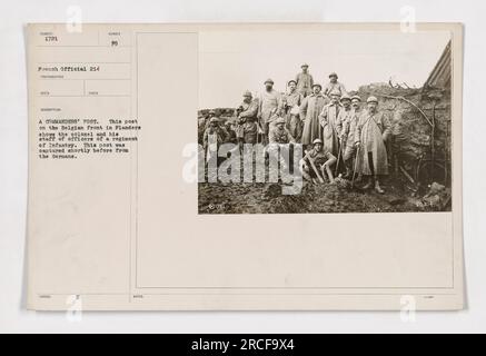 « Commanders Post en Flandre » - cette photographie, numérotée 111-SC-1721, capture un fonctionnaire français à un poste de commandants pendant la première Guerre mondiale. Prise après sa capture aux Allemands, l'image montre un colonel et son état-major d'officiers d'un régiment d'infanterie sur le front belge en Flandre. (214 PHOTOGRAPHE REC'D DESCRIPTION PUBLIÉE A TAKEN H NUMER A COMMANDANTS POSTE. NOTES PO : 1721. FO.R14.)' Banque D'Images