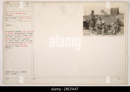 Un coiffeur en bord de route à Dravigny, France pendant la première Guerre mondiale La photographie montre le soldat William L. Brown de la Headquarters Company, anciennement 3 & 10th Regts. INF. PA N.G., fournissant une coupe de cheveux au soldat Mervin Young du 110th Inf., et étant observé par le caporal Suter du 103rd Field signal BN. Le 6 août 1918. Cette image porte la référence 111-SC-19059 et a été prise par le VP R. P. Antrim. Il a été adopté par le censeur de l'A.E.F. le 1 septembre 1916. Banque D'Images