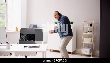 Un homme drôle de réussite au bureau. Joyeux homme d'affaires Joy Banque D'Images