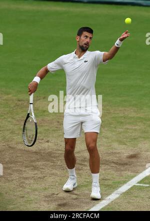14 juillet 2023 ; All England Lawn tennis and Croquet Club, Londres, Angleterre : tournoi de tennis de Wimbledon ; Novak Djokovic (SRB) sert à Jannik Sinner (ITA) Banque D'Images