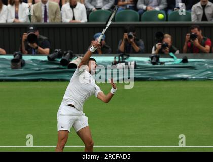 14 juillet 2023 ; All England Lawn tennis and Croquet Club, Londres, Angleterre : tournoi de tennis de Wimbledon ; Novak Djokovic (SRB) avec un tir aérien à Jannik Sinner (ITA) Banque D'Images