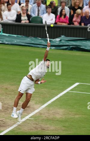 14 juillet 2023 ; All England Lawn tennis and Croquet Club, Londres, Angleterre : tournoi de tennis de Wimbledon ; Novak Djokovic (SRB) sert à Jannik Sinner (ITA) Banque D'Images