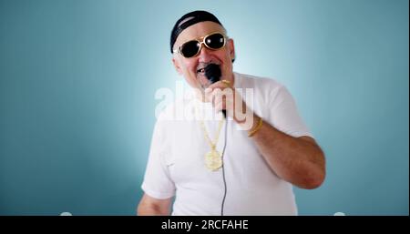 Music Party Star en lunettes de soleil avec microphone. Homme sur scène Banque D'Images