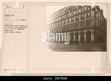 Les membres de la Commission belge de la paix sont vus à l'Hôtel Lotti à Paris, Seine, France. C'est dans cet hôtel qu'ils ont été cantonnés pendant la conférence. La photographie a été prise le 16 janvier 1910 par le photographe du signal corps de 121. La description de l'image comprend le numéro d'identification et les notes techniques. Banque D'Images