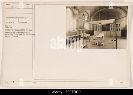 Cette image montre une salle d'opération au Camp Hospital n ° 52 au Mans, Sarthe, France pendant la première Guerre mondiale Les coffres à l'arrière de la pièce contiennent des instruments, des serviettes et d'autres fournitures. La photographie a été prise par CPL. W. H. EELS le 5 avril 1919. Banque D'Images