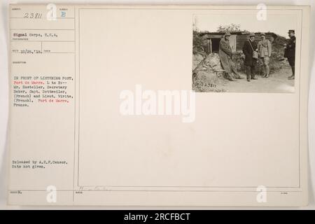 Légende : 'de gauche à droite : M. Hosteller, le secrétaire Baker, le capitaine Dettweiler et Lieut. Virite, à un poste d'écoute à fort de marre, France. Image prise pendant la première Guerre mondiale Photo du signal corps, États-Unis, le 25 octobre 1918. Publié par A.E.F. Censor.' Banque D'Images