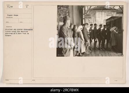 On voit des soldats et des infirmières échanger de l'argent français contre des devises américaines dans une base portuaire en France. Cette photo a été prise et émise par le signal corps et a la description 'soldats et infirmières échangeant de l'argent français contre des devises américaines à une base Port en France'. Le symbole « E » est affecté à l'image. Les notes sur la photo mentionnent le numéro '61726', le fait qu'il s'agit d'un bureau de change pour l'argent français vers la monnaie américaine, et le terme 'CURRENC 3'. Banque D'Images