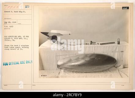 La photographie montre une bombe d'avion Mark 4 démontée à la Edward G. Budd Manufacturing Company à Philadelphie, PA. L'image fournit des visuels détaillés des composants de la bombe. Cette photo a été prise le 29 mai 1918 et est étiquetée '111-SC-19955.' Il est marqué comme « délivré pour usage officiel uniquement ». Banque D'Images