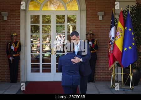 Madrid, Espagne. 14 juillet 2023. Le président du gouvernement espagnol Pedro Sanchez salue le président de la République du Chili, Gabriel Boric à son arrivée au Palais Moncloa. Le président du gouvernement espagnol, Pedro Sánchez, a reçu Gabriel Boric, président de la République du Chili, au Palais Moncloa quelques jours avant le sommet UE-CElac de Bruxelles, Qui réunira les chefs d'État et de gouvernement des deux côtés de l'Atlantique pour la première fois depuis 2015. Crédit : SOPA Images Limited/Alamy Live News Banque D'Images