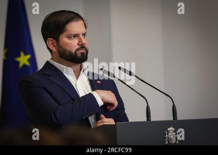 Madrid, Espagne. 14 juillet 2023. Le Président de la République du Chili, Gabriel Boric, s’adresse aux médias lors de l’événement. Le président du gouvernement espagnol, Pedro Sánchez, a reçu Gabriel Boric, président de la République du Chili, au Palais Moncloa quelques jours avant le sommet UE-CElac de Bruxelles, Qui réunira les chefs d'État et de gouvernement des deux côtés de l'Atlantique pour la première fois depuis 2015. Crédit : SOPA Images Limited/Alamy Live News Banque D'Images