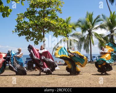 Un groupe de jeunes danseuses costaricaines en tenue traditionnelle se produit à Playa Blanca, El Golfito, Costa Rica. Banque D'Images