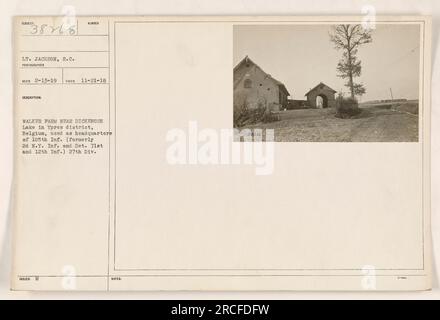 Photographie montrant le lieutenant Jackson, un photographe, prenant une image de Number Walker Farm près du lac dans le district d'Ypres en Belgique. La ferme sert de quartier général au 105th Infantry, anciennement connu sous le nom de 2nd New York Infantry, Det. 71e et 12e infanterie. Prise le 21 novembre 1918, pendant la première Guerre mondiale Source : 111-SC-38268, photographies des activités militaires américaines pendant la première Guerre mondiale. Banque D'Images
