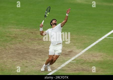 14 juillet 2023 ; All England Lawn tennis and Croquet Club, Londres, Angleterre : tournoi de tennis de Wimbledon ; Carlos Alcaraz (ESP) sert à Daniil Medvedev (RUS) Banque D'Images