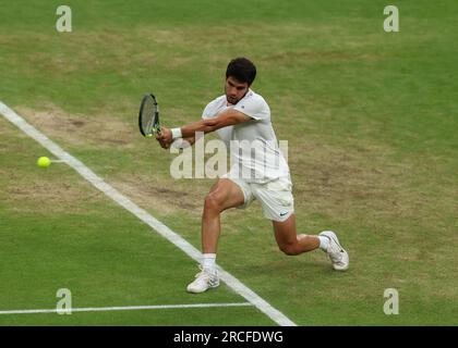 14 juillet 2023 ; All England Lawn tennis and Croquet Club, Londres, Angleterre : Tournoi de tennis de Wimbledon ; Carlos Alcaraz (ESP) avec un coup de revers à Daniil Medvedev (RUS) Banque D'Images