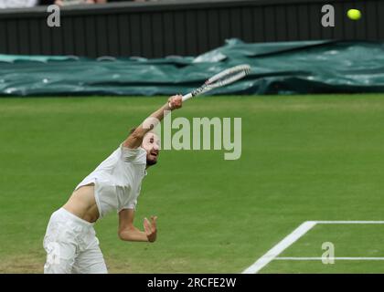 14 juillet 2023 ; All England Lawn tennis and Croquet Club, Londres, Angleterre : tournoi de tennis de Wimbledon ; Daniil Medvedev (RUS) court à Carlos Alcaraz (ESP) Banque D'Images