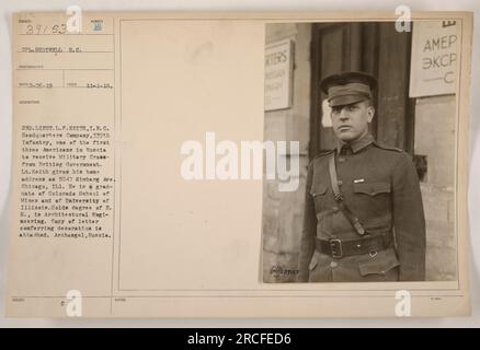 Le caporal Shotwell S.C., photographe de l'image 111-SC-39153, a capturé un moment à Archange, en Russie, pendant la première Guerre mondiale. La photo montre le quartier général de la compagnie, 339th Infantry, où le 2nd Lt L. P. Keith a reçu la Croix militaire. Le lieutenant Keith, diplômé de la Colorado School of Mines et de l'Université de l'Illinois, nomma plus tard son adresse domiciliaire 5047 Kimbarg Ave. À Chicago, il. Banque D'Images