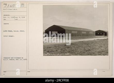 Soldats dans un hangar en métal à Love Field, Dallas, Texas. La photographie a été prise le 8 août 1918 et a été censurée et publiée par le censeur du M.I.D. le 15 novembre 1918. Cette image provient de la collection 'photographies des activités militaires américaines pendant la première Guerre mondiale'. Banque D'Images