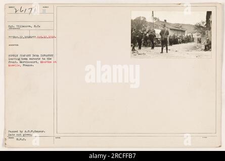 Le sergent Villanova de la compagnie d'approvisionnement 34th Infantry est vu à la tête de la compagnie alors qu'ils quittent Martincourt, France sur leur chemin vers le front pendant la première Guerre mondiale. La photographie a été prise par Sumber Rec le 12 octobre 1918, et a été transmise par le censeur de l'A.E.F. La date exacte de délivrance est connue pour être en 2013, avec le numéro de référence 26171. Banque D'Images
