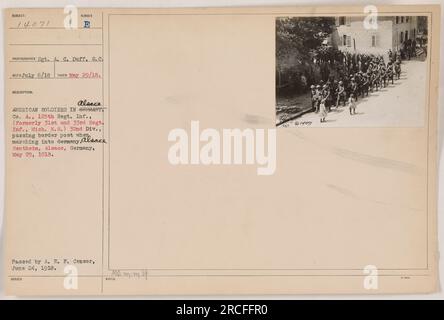 Des soldats américains de la compagnie A du 125e régiment d'infanterie, anciennement connu sous le nom de 31e et 33e régiments de la garde nationale du Michigan, faisant partie de la 32e division, sont vus marchant en Allemagne à travers le poste frontière en Alsace, en Allemagne, le 29 mai 1918. Cette photographie a été prise par le sergent A. C. Duff et a été approuvée par le censeur A. E. P. le 24 juin 1918. Banque D'Images