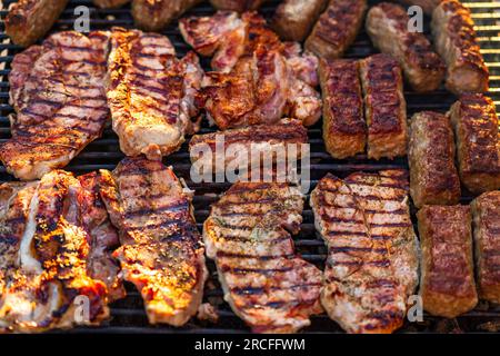 Griller des côtelettes de porc sur un barbecue. Barbecue dans le jardin Banque D'Images