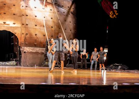 Donostia, Espagne. 14 juin 2023. Plusieurs artistes effectuent une répétition sans caractérisation quelques jours avant la première du spectacle. Crédit : Xan Gasalla / Alamy Live News. Banque D'Images