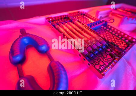 Les instruments dentaires sont disposés pour la stérilisation par une lampe infrarouge Banque D'Images